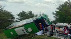 BREAKING NEWS, Bus Wisata Rombongan FKK Semarang Terguling di Tol Pemalang–Batang, 4 Meninggal Dunia