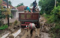 Diguyur Hujan, Jalan di Desa Sirnagalih Sindangbarang Seperti Kubangan Kerbau