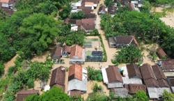 Sungai Meluap 400 Rumah Warga di Lumajang Terendam Banjir Aktivitas Warga Terganggu