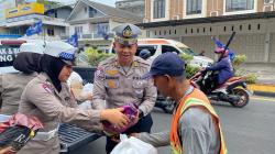 Program Polantas Menyapa: Polisi Lalu Lintas Babel Hadirkan Senyum Lewat Jumat Berkah