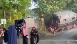 Detik-Detik Mencekam! Truk Rombongan Siswi SMP Terbalik di Gowa, Dua Pelajar Luka