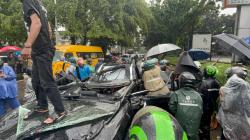 BREAKING NEWS Tragis! Pengendara Mobil Lexus Tewas Tertimpa Pohon di Pondok Indah