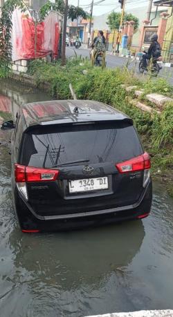 Mobil Innova Terjun ke Sungai di Sukodono, Sopir Selamat dari Kecelakaan Tunggal
