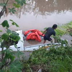 Motor dan Pick Up Terpental ke Sungai, Warga Mojokerto Tewas di Jalan Raya Tarik Sidoarjo