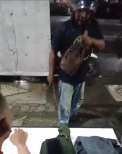Pria Paruh Baya Ancam Warga dengan Sajam di Depan Pegadaian Purworejo