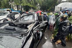 BREAKING NEWS Pengendara Mobil Lexus Tewas Tertimpa Pohon Tumbang di Pondok Indah