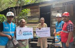 Setelah Puluhan Tahun,  Dua Nenek di Kampung Boyan Lingga Akhirnya Nikmati Terangnya Listrik PLN