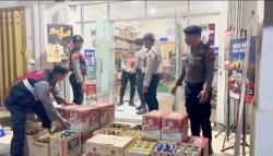 Polisi Sita Ribuan Botol Miras Ilegal di Makassar, Satu Pelaku Diamankan