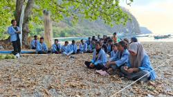 Kuliah Lapangan di Desa Alila Timur, 29 Mahasiswa Prodi TI Untrib Latih Siswa Operasi Komputer