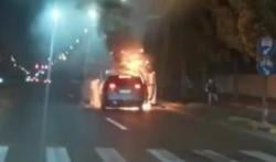 Mobil Listrik Ini Mendadak Terbakar saat Dikendarai di Jalan, Penumpang Panik Selamatkan Diri