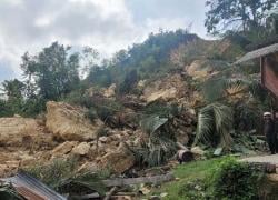 Belasan Warga Mengungsi Akibat Rumahnya Diterjang Longsor Bukit Kapur