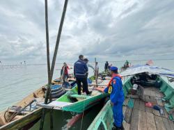 Cegah Bentrok Nelayan, Satpolairud Gresik Bongkar Rumpon di Kali Pandian