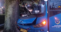 Bus Damri Tabrak Pohon di Jalan Setiabudi Bandung, Sopir Terjepit