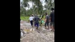 Warga Gotong Jenazah 5 Kilometer, Akibat Jalan Rusak dan Berlumpur di Asahan