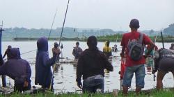 Pemancing Seru-Seruan di Waduk Cengklik Boyolali, Lanjut Ikrar Sumpah Pemuda di Dalam Air