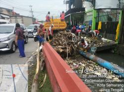 Kerahkan Seluruh Tenaga Lapangan di Tengah Hujan, DPU Kota Semarang Bersihkan Sampah di Saluran