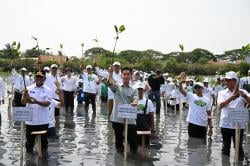 Gibran dan Andra Soni Tanam Mangrove di Tangerang, Ajak Anak Muda Peduli Iklim dan Pesisir