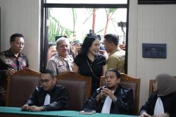 Breaking News: Divonis 4 Tahun Penjara, Nikita Mirzani Tersenyum di Ruang Sidang
