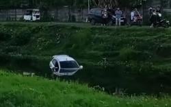 Mobil Sedan Nyemplung ke Kanal, Pegawai Bank BUMN di Gowa Lolos dari Maut