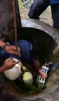 Dramatis, Seorang Kakek Terjatuh ke Dalam Sumur, Petugas Damkar Evakuasi di Tengah Hujan Deras