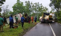 Kepolisian dan Damkar Evakuasi Truk Box Terperosok ke Jurang di Darma