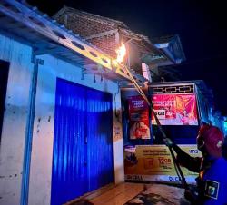 Detik-Detik Menegangkan! Petugas Damkar Pemalang Bakar Sarang Tawon Vespa di Atap Rumah Warga