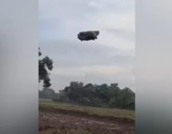 Warga Subang Heboh! Gumpalan Hitam Misterius Melayang di Langit, Ternyata...