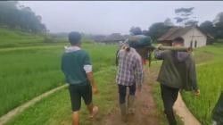 Aksi Heroik Bidan Desa Situhiang di Pagelaran Bantu Tandu Ibu yang Akan Melahirkan