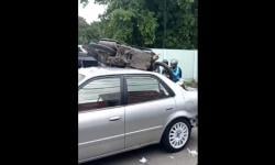 Motor Terbang ke Atap Mobil, Pengendara Tewas Usai Gagal Menyalip