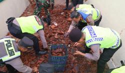 Polres Sukoharjo Gotong Royong Bersihkan Puing Atap Perpustakaan SDN 1 Pundungrejo yang Roboh