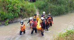 Detik-detik Ibu Rumah Tangga Temukan Bocah Lima Tahun Tewas Tenggelam di Sungai Jombang