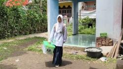 Kisah Inspiratif Zulfa, Siswi Mts di Garut Sekolah Sambil Gendong Adiknya