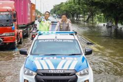 Kapolda Jateng Tinjau Banjir di Jalur Kaligawe Semarang dan Posko Tanggap Bencana Bersama TNI