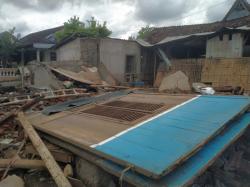 Hujan Deras Disertai Angin Kencang Robohkan Rumah Warga di Situbondo