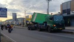 Kecelakaan Tunggal Diduga Sopir Ngantuk, Truk Kontainer Tabrak Pembatas Jalan di Serdang