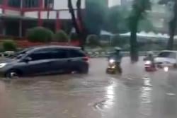 Hujan Lebat Guyur Semarang Hari Ini: Kampus Undip Kebanjiran, Jalanan Tembalang Macet Parah