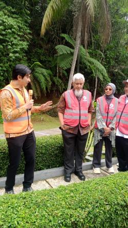 Pastikan Bukan dari Sumur Bor, Ketua BPKN RI Sambangi Sumber Air Milik AQUA di Sukabumi