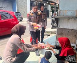 Polwan Polres Karawang Tebar Kebaikan Lewat Aksi Jumat Berkah