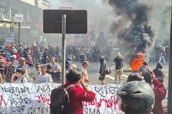 Situasi Terkini Demo Paripurna Hak Angket DPRD Pati, Massa Pro Pemakzulan Bupati Sudewo Bakar Ban