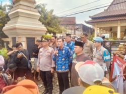 Tuntut Kades Lengser, Warga Desa Kepohagung Demo Kantor Kecamatan Plumpang