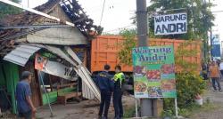 Tabrak Truk Hingga Terbalik, Truk  Tronton Oleng Hantam Warung Depan SPBU Miagan Jombang