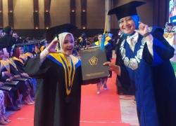 Anggito Abimanyu dan Desi Ratna Sari Wisuda Bareng di Unisri Solo