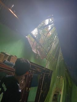 Angin Kencang Hantam Pesisir Budong-Budong Mateng, Rumah Warga Diterpa Pohon Kelapa