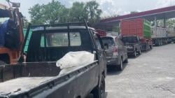 Solar Bersubsidi Langka, Sopir di Tuban Mengeluh Antre Berjam-jam di SPBU, Antrean Mengular