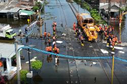 Antisipasi Terendam Banjir, Daop 4 Semarang Tinggikan Rel KA di Perlintasan Kaligawe