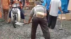 32 Tahun Dijanjikan, Tak Kunjung Diperbaiki! Pedagang Pasar Pananjung Nekat Perbaiki Jalan Sendiri!