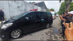 Jenazah PB XIII Tiba di Sasono Putro Keraton Solo
