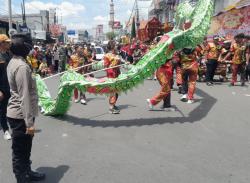 Ribuan Warga Padati Kirab Budaya Sedekah Bumi di Krian, Polisi Siaga Amankan Jalannya Acara