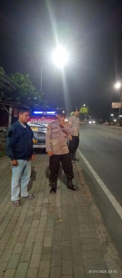 Patroli Malam Polsek Taman Gencar Cegah Balap Liar dan Kejahatan Jalanan di Trosobo