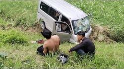 Rem Blong, Minibus Terjun Lima Meter ke Lahan Jagung: Dua Luka Berat